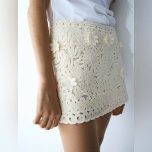 NWT H&M EMBROIDERED APPLIQUÉD MINI SKIRT WITH CUTWORK